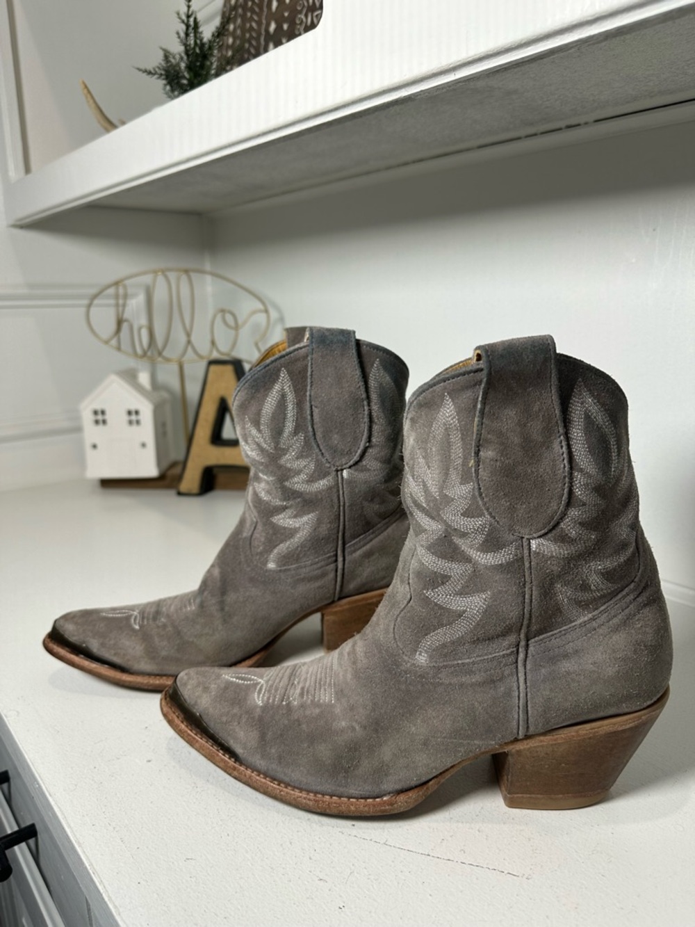 Idyllwind Grey Suede Western Booties Womens 9B Ankle Cowboy Distressed Short
